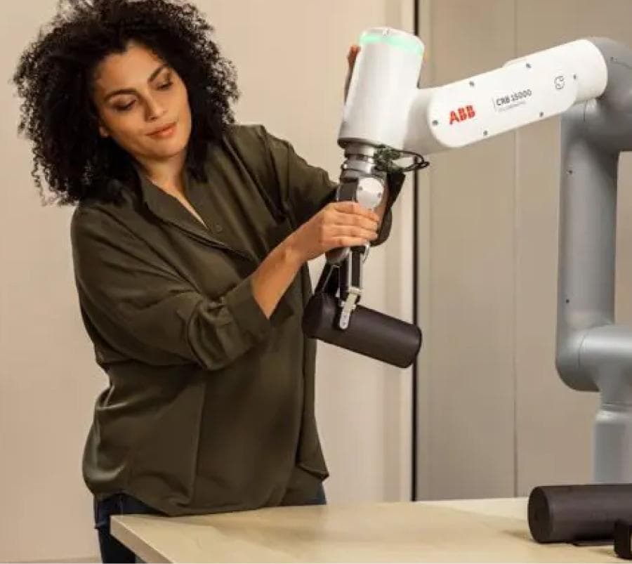Att omfamna samarbetsrobotik. Arbeta hand i hand mot framgång.
