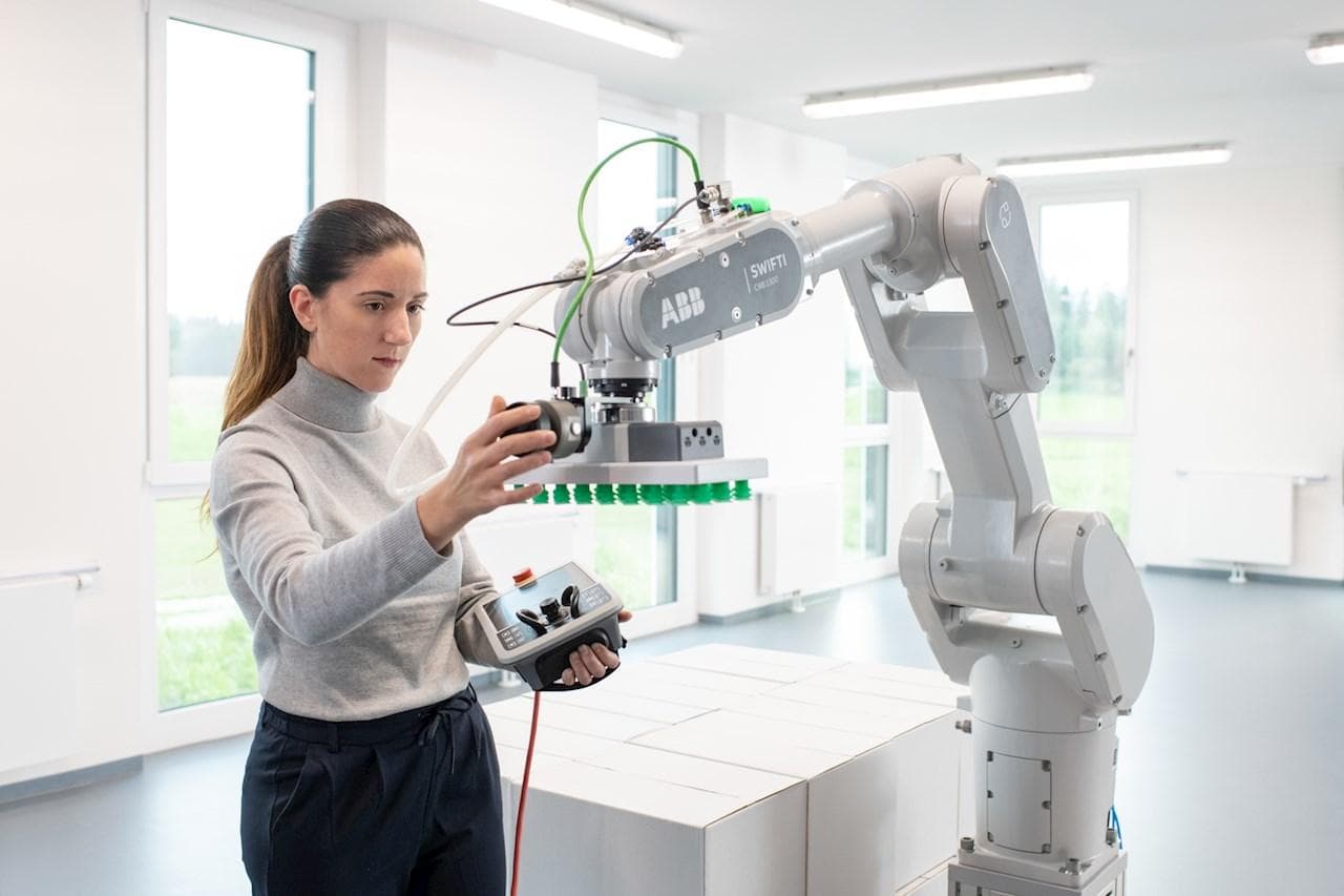 El poder de la colaboración: los humanos y los cobots de ABB unidos