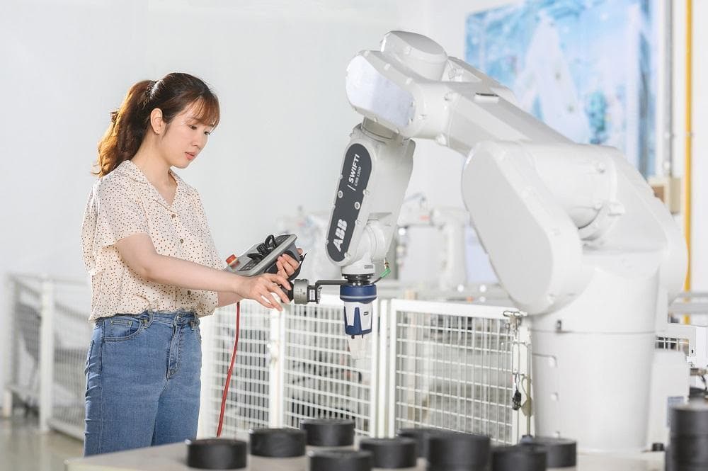 Experience seamless collaboration between humans and cobots